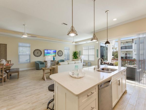Walk to Beach Vacation Home in Siesta Key with Pool