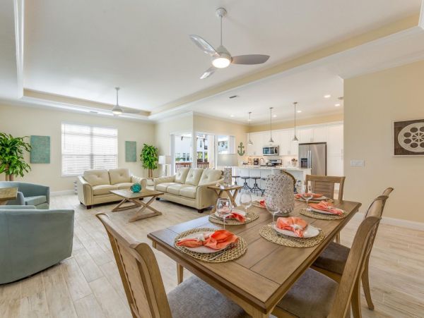 Walk to Beach Vacation Home in Siesta Key with Pool