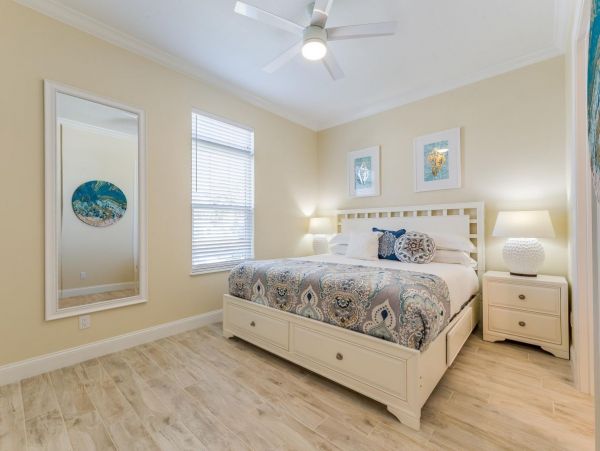 Walk to Beach Vacation Home in Siesta Key with Pool