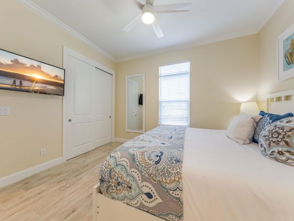 Walk to Beach Vacation Home in Siesta Key with Pool