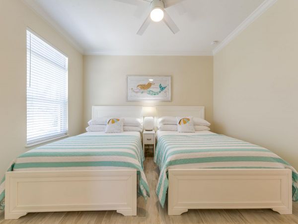 Walk to Beach Vacation Home in Siesta Key with Pool