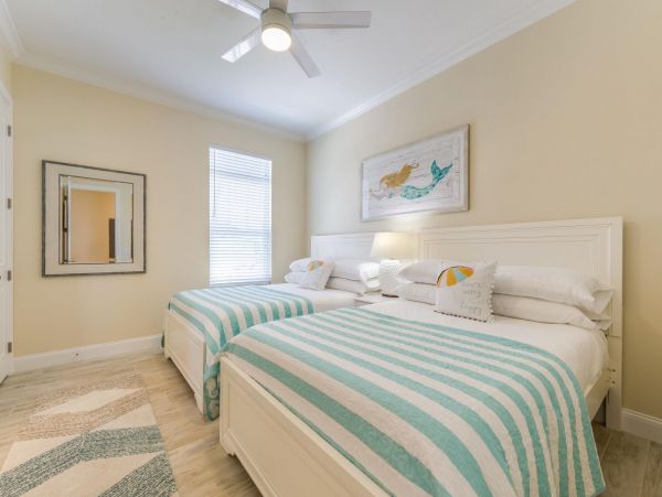 Walk to Beach Vacation Home in Siesta Key with Pool