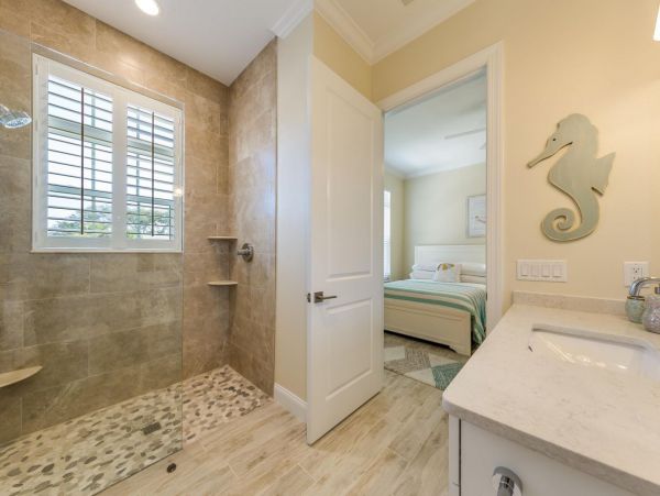 Walk to Beach Vacation Home in Siesta Key with Pool