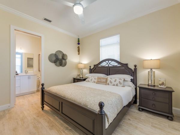 Walk to Beach Vacation Home in Siesta Key with Pool