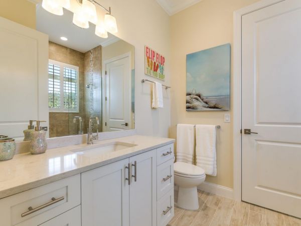 Walk to Beach Vacation Home in Siesta Key with Pool