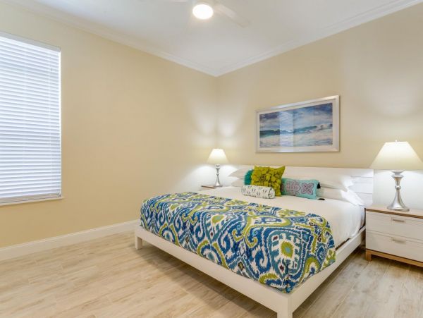 Walk to Beach Vacation Home in Siesta Key with Pool