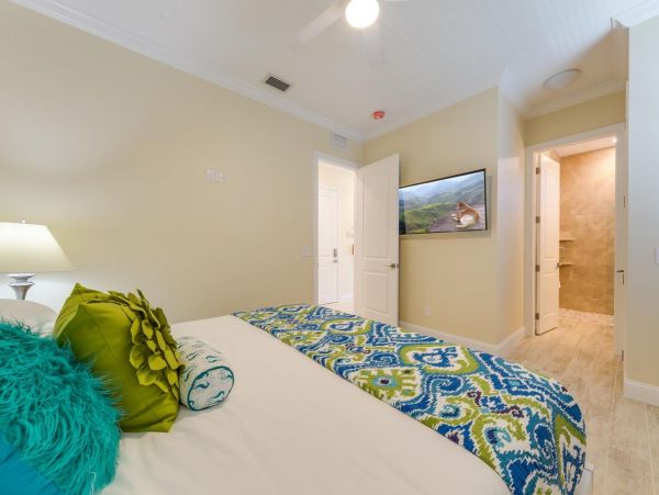 Walk to Beach Vacation Home in Siesta Key with Pool