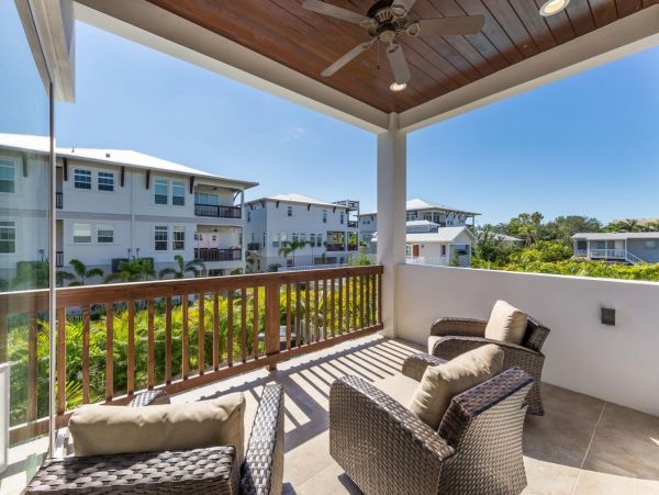 Walk to Beach Vacation Home in Siesta Key with Pool