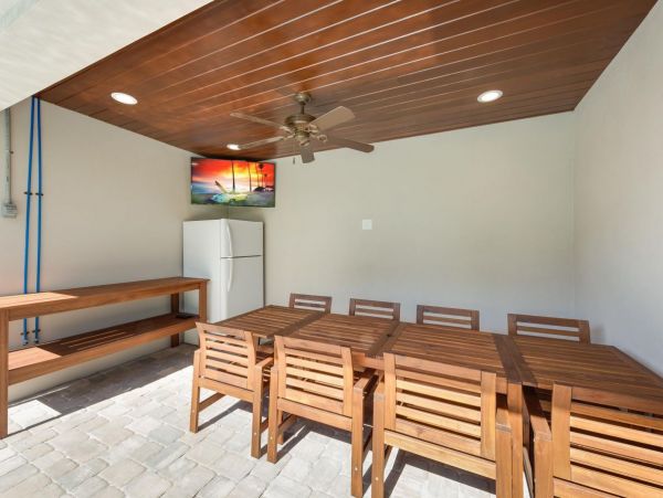 Walk to Beach Vacation Home in Siesta Key with Pool
