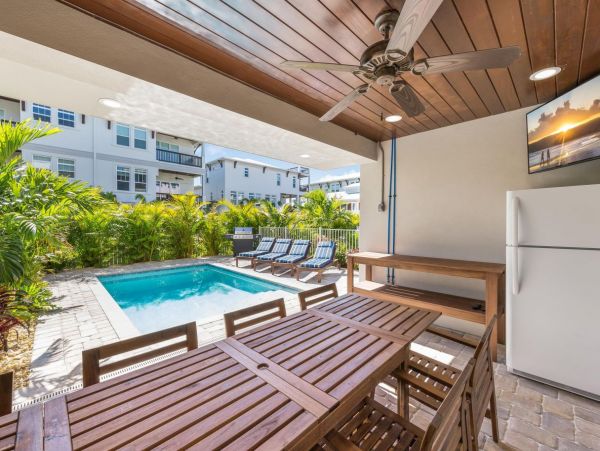 Walk to Beach Vacation Home in Siesta Key with Pool
