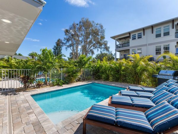 Walk to Beach Vacation Home in Siesta Key with Pool