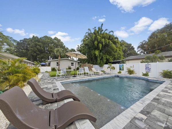 Lovely 2 Bedroom Vacation Rental Sleeps 6 Guests
