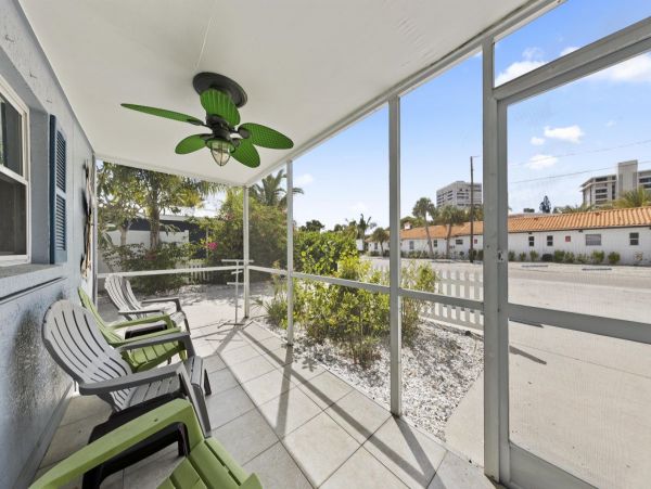 3 Bedroom House in the Heart of Siesta Key, 3 min walk to beach