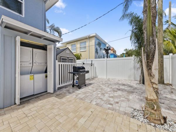 3 Bedroom House in the Heart of Siesta Key, 3 min walk to beach