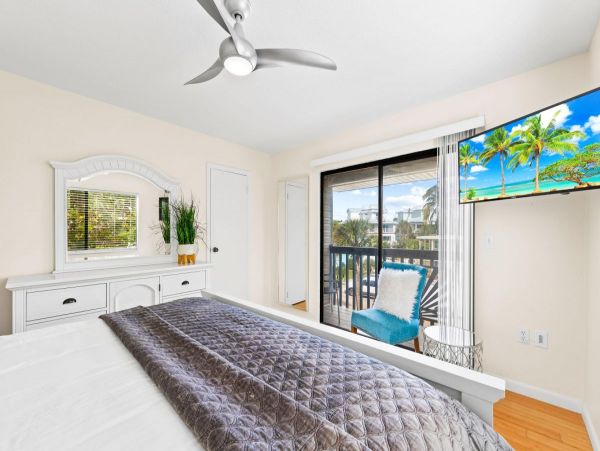 Siesta Key Florida Vacation Home with Pool & Village Location