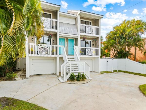 Fantastic Two Bedroom Chic Duplex with Shared Pool & Spa