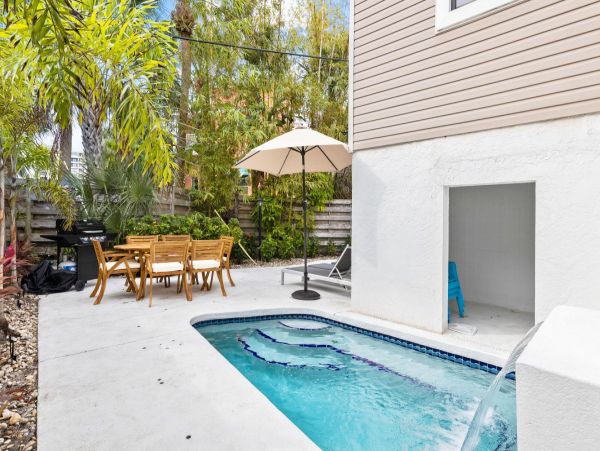 Fantastic Two Bedroom Chic Duplex with Shared Pool & Spa
