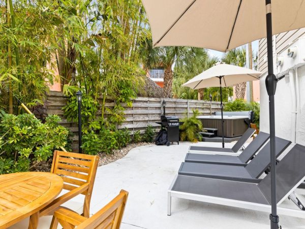 Fantastic Two Bedroom Chic Duplex with Shared Pool & Spa