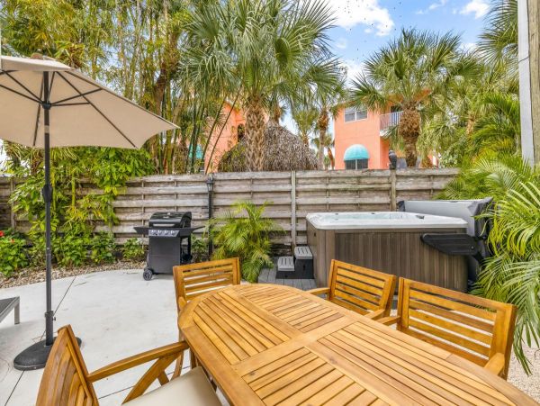 Fantastic Two Bedroom Chic Duplex with Shared Pool & Spa
