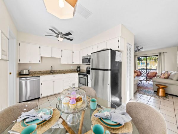 Fantastic Two Bedroom Chic Duplex with Shared Pool & Spa