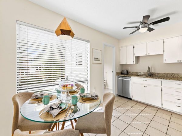 Fantastic Two Bedroom Chic Duplex with Shared Pool & Spa
