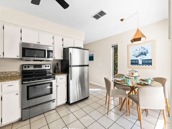 Fantastic Two Bedroom Chic Duplex with Shared Pool & Spa