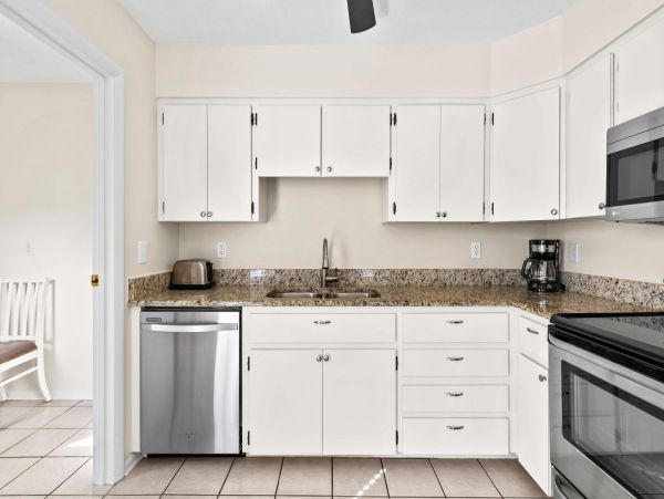 Fantastic Two Bedroom Chic Duplex with Shared Pool & Spa