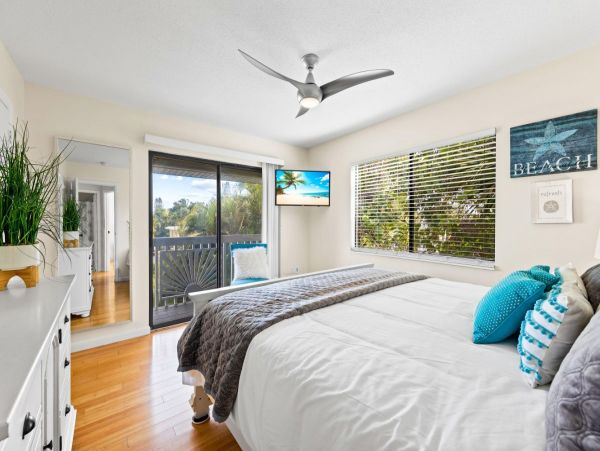 Fantastic Two Bedroom Chic Duplex with Shared Pool & Spa