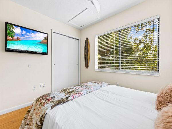 Fantastic Two Bedroom Chic Duplex with Shared Pool & Spa