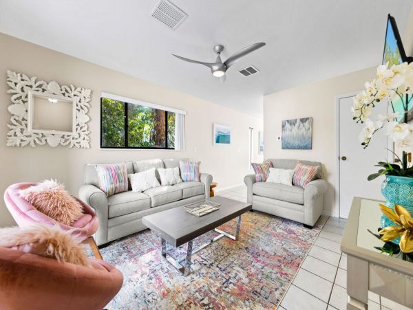 Fantastic Two Bedroom Chic Duplex with Shared Pool & Spa
