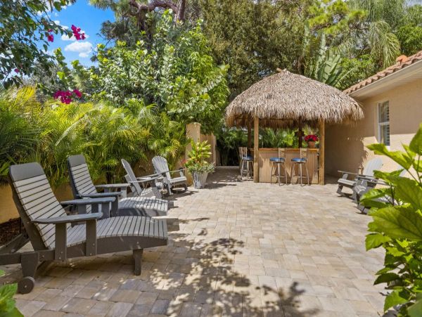 Four Bedroom Fun Home with Pool and Tiki Bar with TV