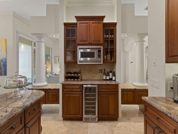 Four Bedroom Fun Home with Pool and Tiki Bar with TV