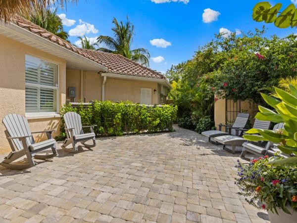 Four Bedroom Fun Home with Pool and Tiki Bar with TV