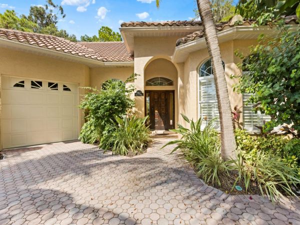 Four Bedroom Fun Home with Pool and Tiki Bar with TV