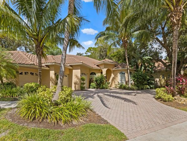 Four Bedroom Fun Home with Pool and Tiki Bar with TV
