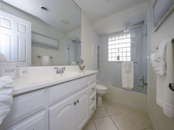 Siesta Key Four Bedroom Walk to Beach Vacation Rental