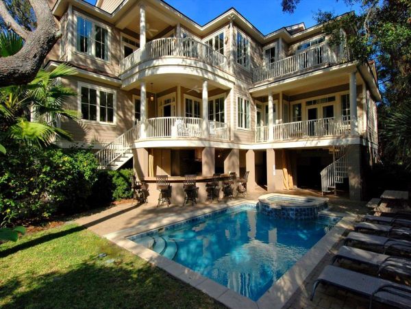 HILTON HEAD 6 BEDROOM POOL HOME SHORT WALK TO BEACH