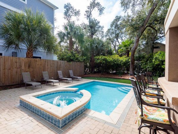 HILTON HEAD 6 BEDROOM POOL HOME SHORT WALK TO BEACH