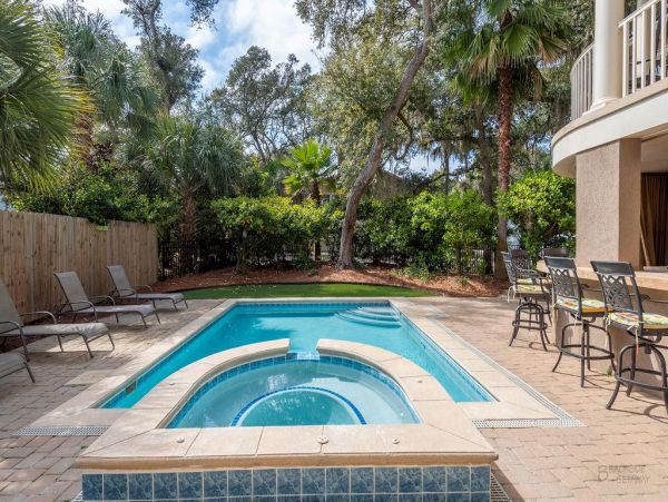 HILTON HEAD 6 BEDROOM POOL HOME SHORT WALK TO BEACH