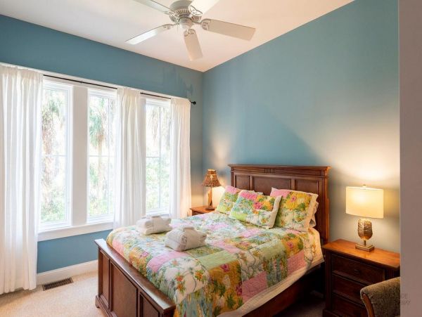HILTON HEAD 6 BEDROOM POOL HOME SHORT WALK TO BEACH