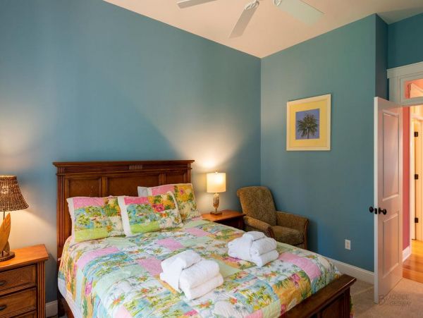 HILTON HEAD 6 BEDROOM POOL HOME SHORT WALK TO BEACH