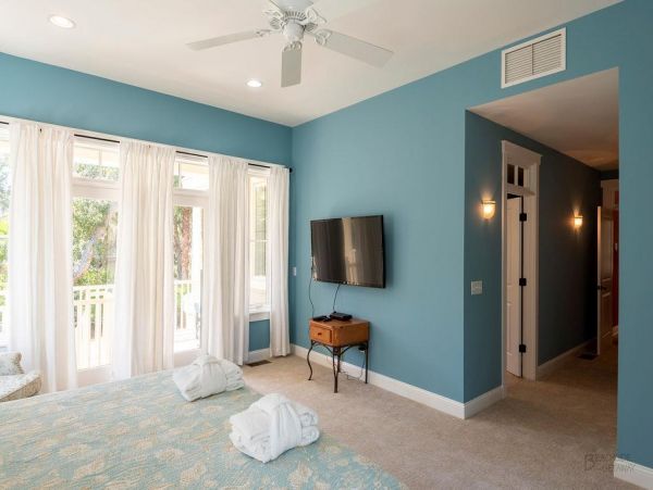HILTON HEAD 6 BEDROOM POOL HOME SHORT WALK TO BEACH