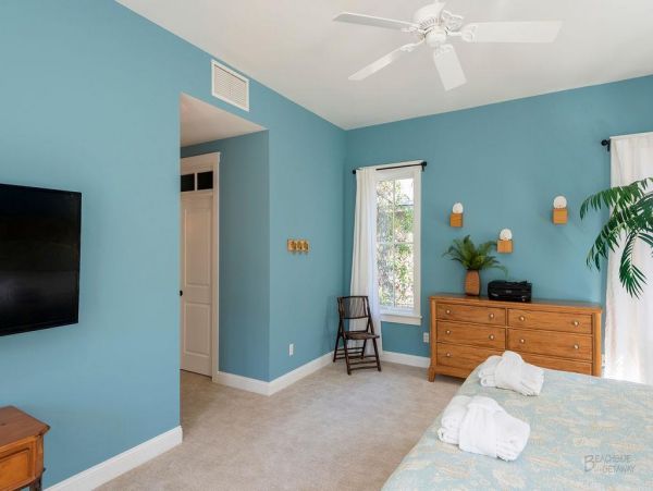 HILTON HEAD 6 BEDROOM POOL HOME SHORT WALK TO BEACH