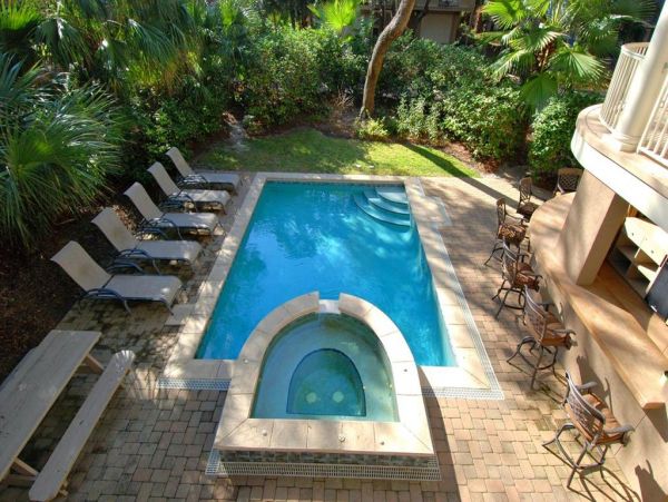 HILTON HEAD 6 BEDROOM POOL HOME SHORT WALK TO BEACH