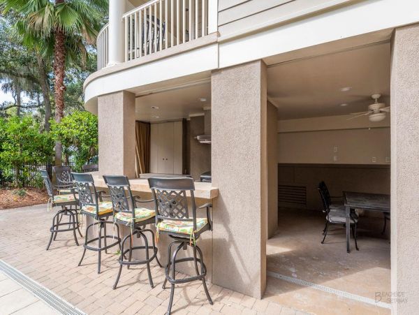 HILTON HEAD 6 BEDROOM POOL HOME SHORT WALK TO BEACH