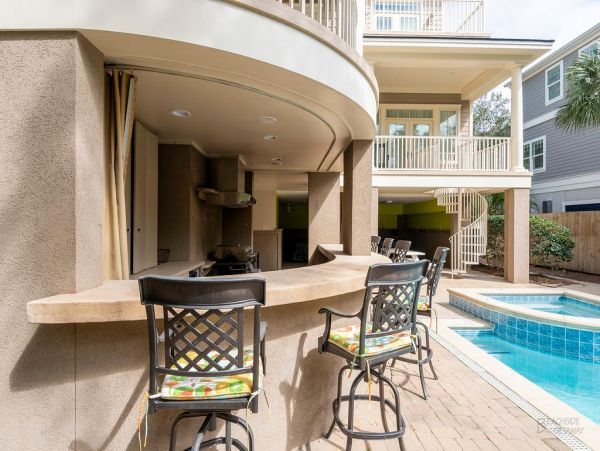 HILTON HEAD 6 BEDROOM POOL HOME SHORT WALK TO BEACH
