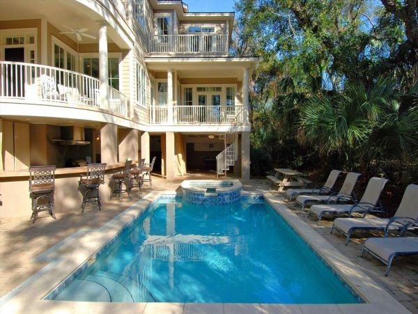 HILTON HEAD 6 BEDROOM POOL HOME SHORT WALK TO BEACH