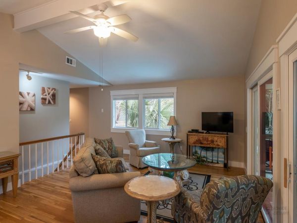 Short Walk to Beach Lovely 5 Bedroom Home