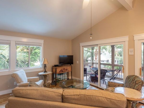 Short Walk to Beach Lovely 5 Bedroom Home