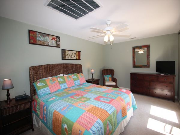 Short Walk to Beach Lovely 5 Bedroom Home